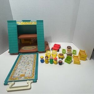 VINTAGE Fisher price little people A-Frame House playset toys